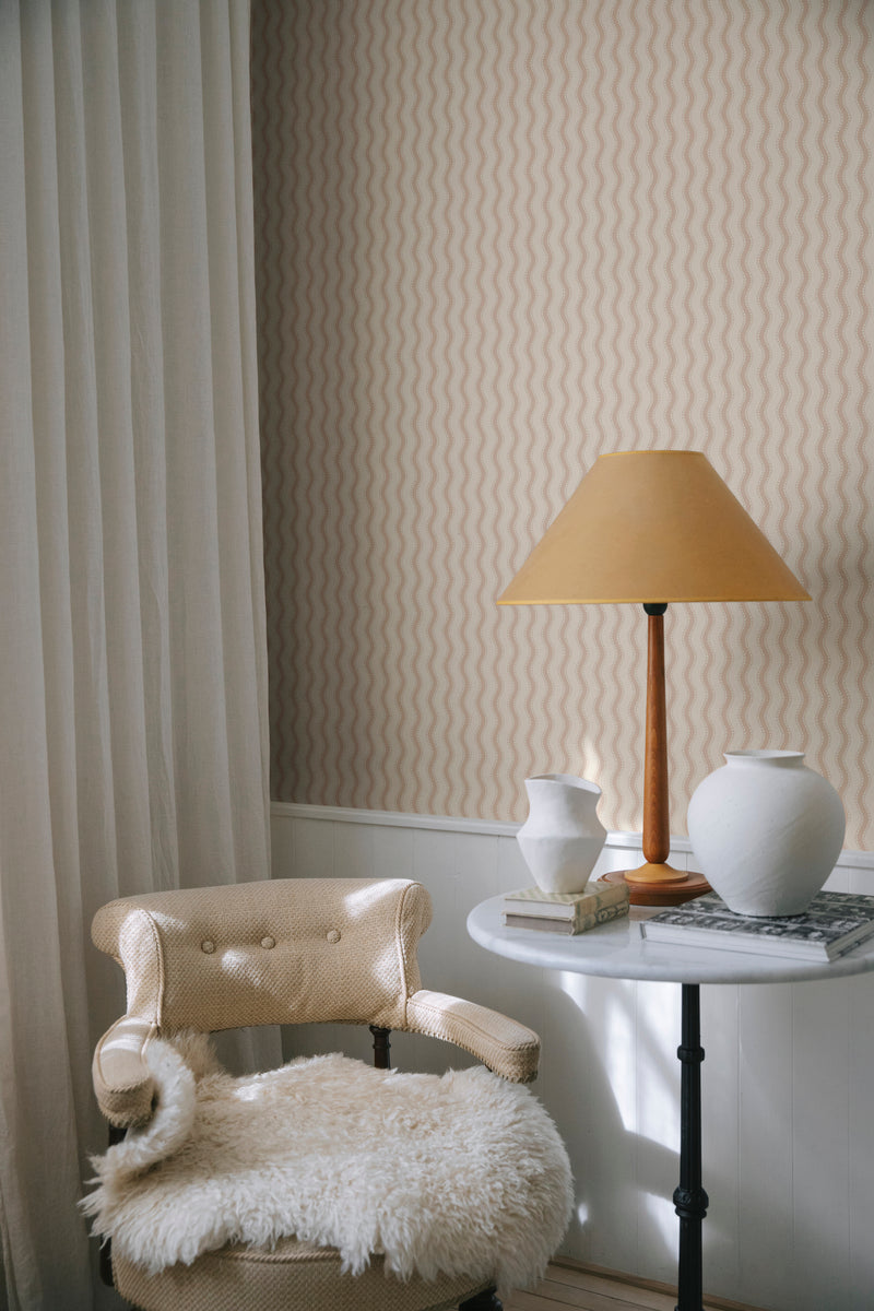 Erik Sandberg golvende strepen behang voor de neutrale kinderkamer babykamer roze S10555