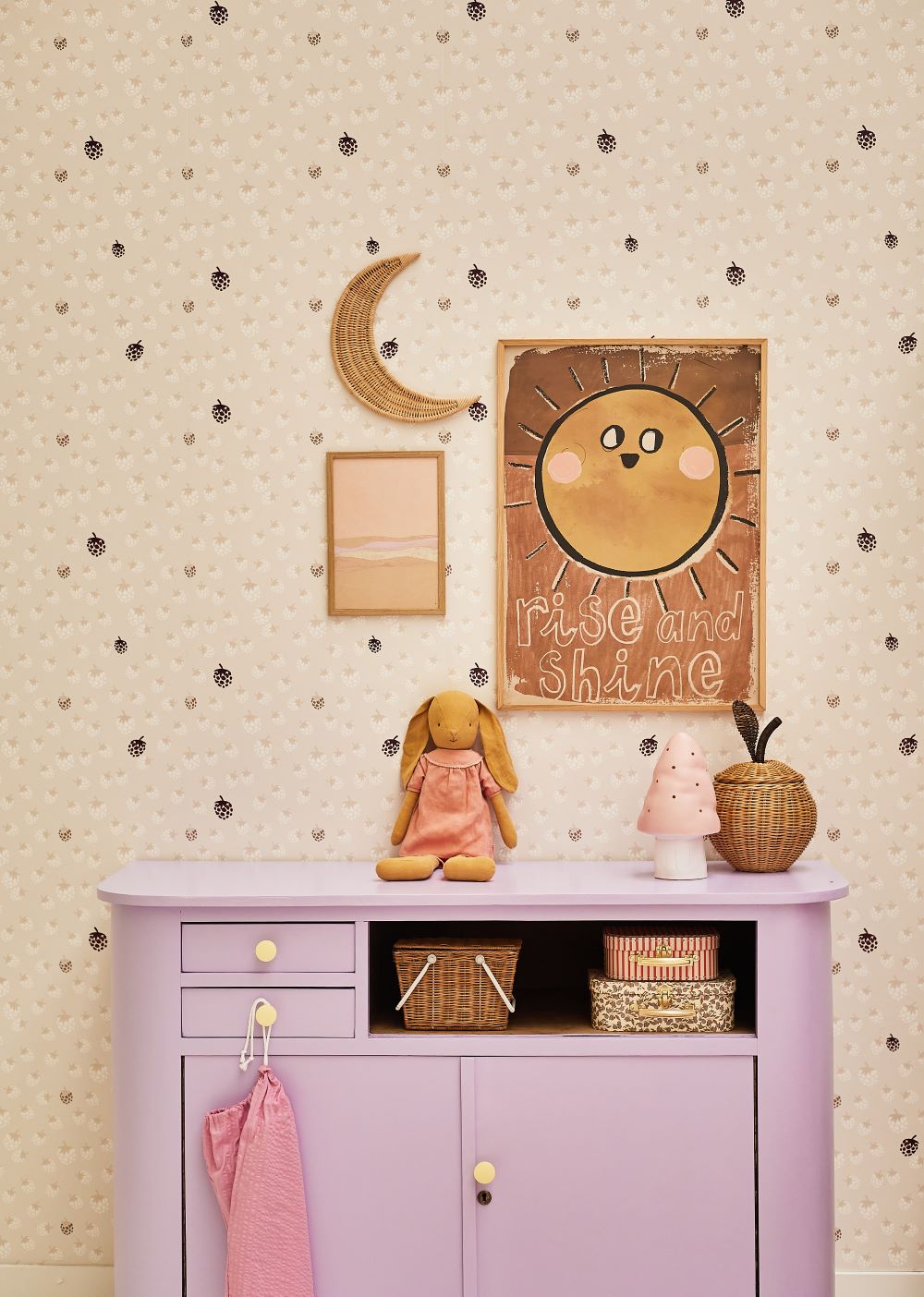 Studio Pieni behang voor de kinderkamer Olivia frambozen beige