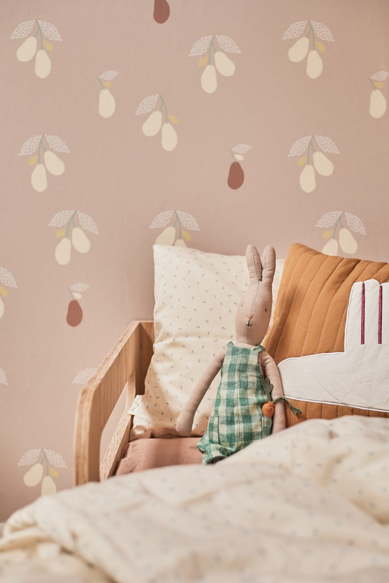 Studio Pieni beige behang voor de meisjeskamer of babykamer met peren