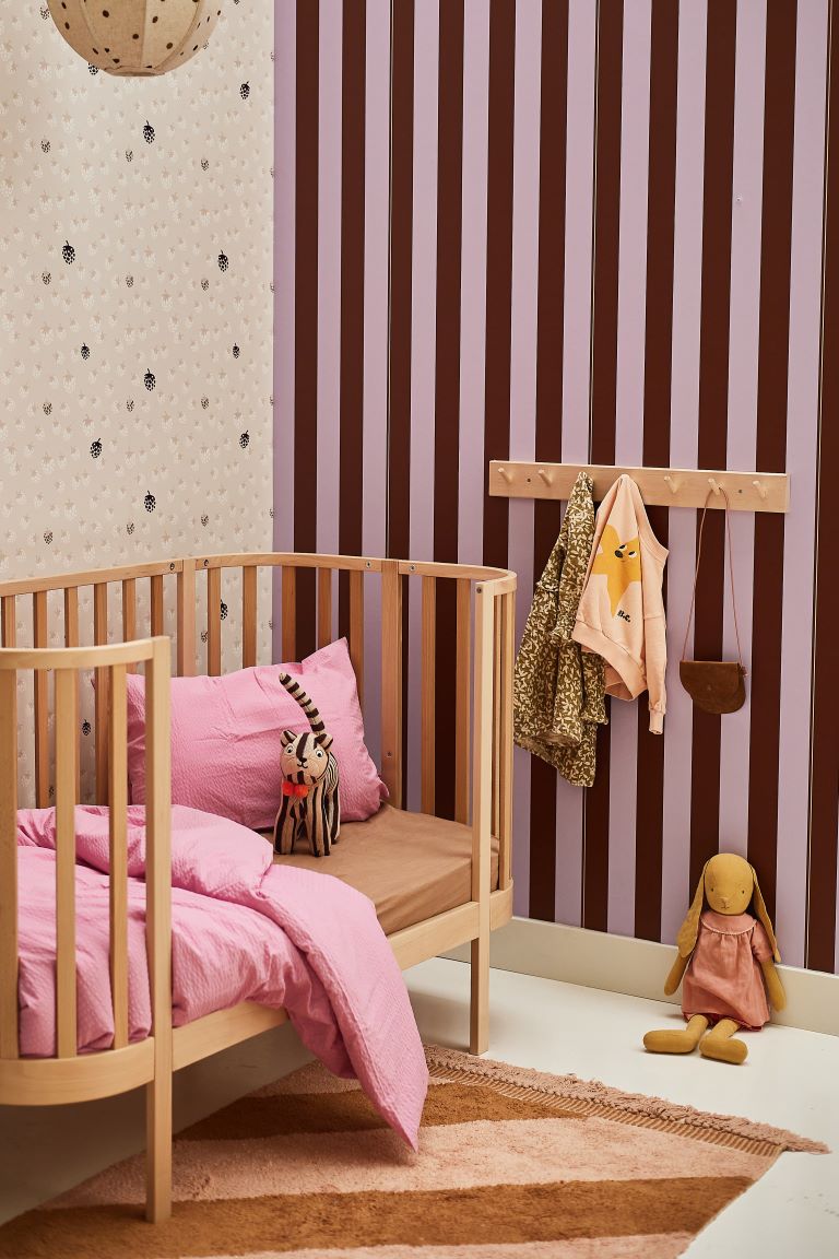 Studio Pieni behang voor de meisjeskamer gestreept lila en rood Roos