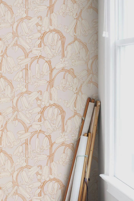 Summer Gray Bluebells pink and cream behang voor de meisjeskamer en babykamer lichtroze en creme.