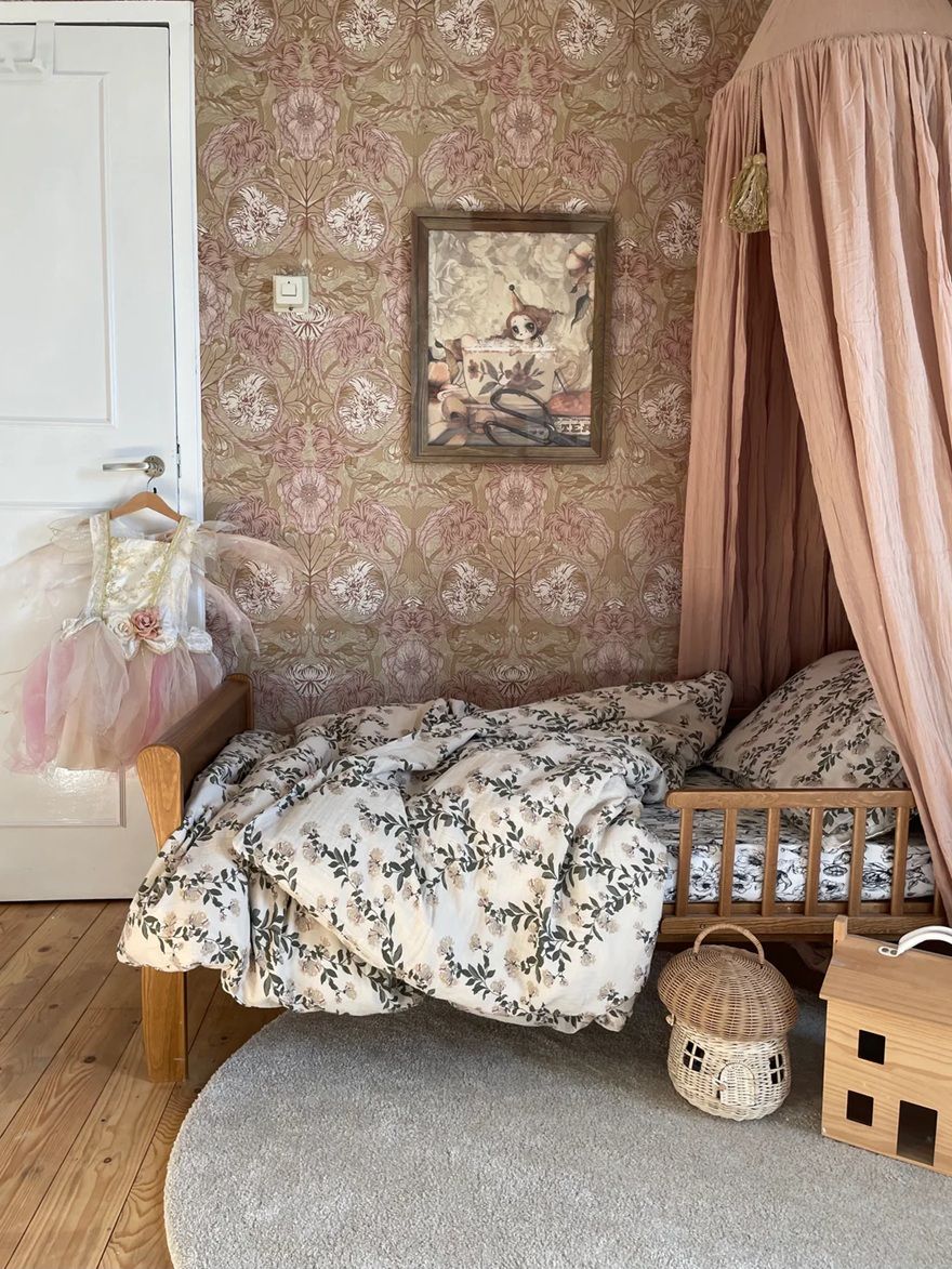 Summer Gray bloemen behang voor de meisjeskamer en babkamer roze en bruin Cecilia Blush