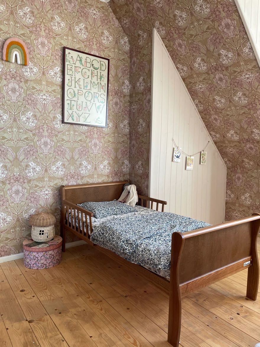 Summer Gray bloemen behang voor de meisjeskamer en babkamer roze en bruin Cecilia Blush
