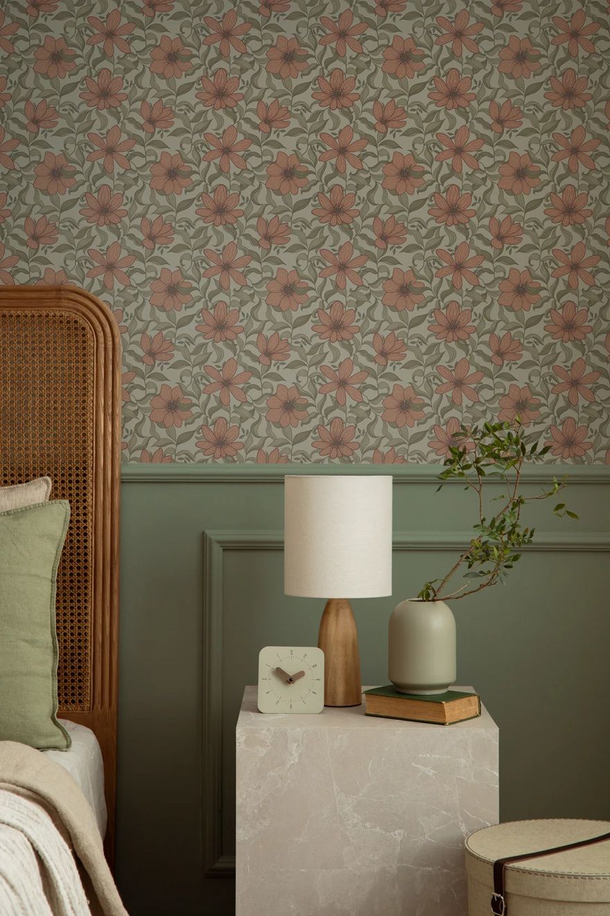 Summer Gray Fredrik Ruby bloemenbehang voor de kinderkamer en babykamer in lichtblauw groen en rood/roze kleuren.