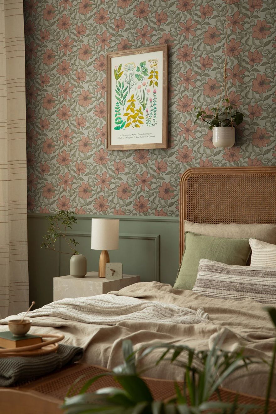 Summer Gray Fredrik Ruby bloemenbehang voor de kinderkamer en babykamer in lichtblauw groen en rood/roze kleuren.