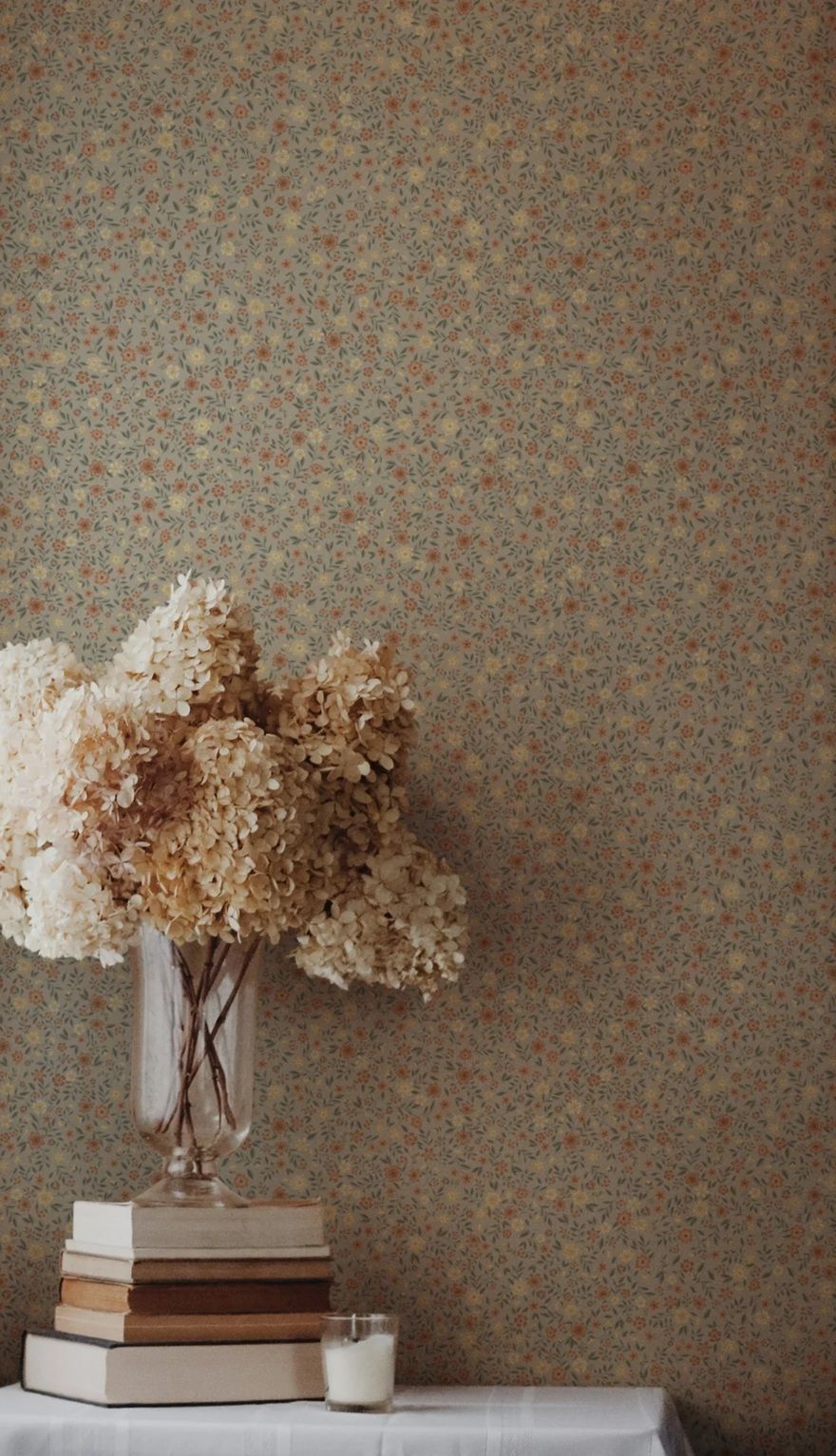 Summer Gray Freja Earth bloemen behang voor de kinderkamer lichtgroen met witte en roze bloemetjes