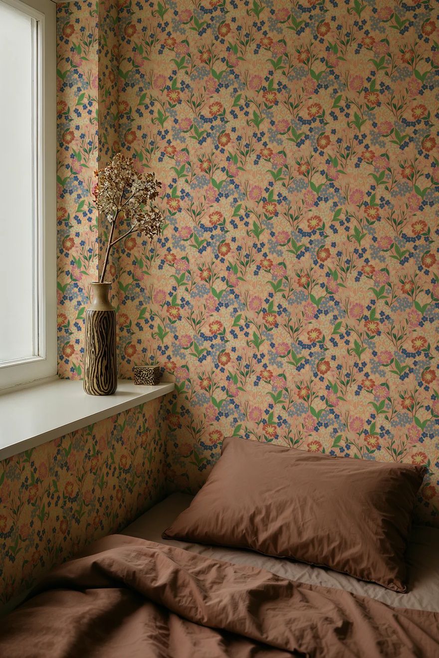 Summer Gray Lola peach bloemen behang voor meisjeskamer veldbloemen peach perzik roze