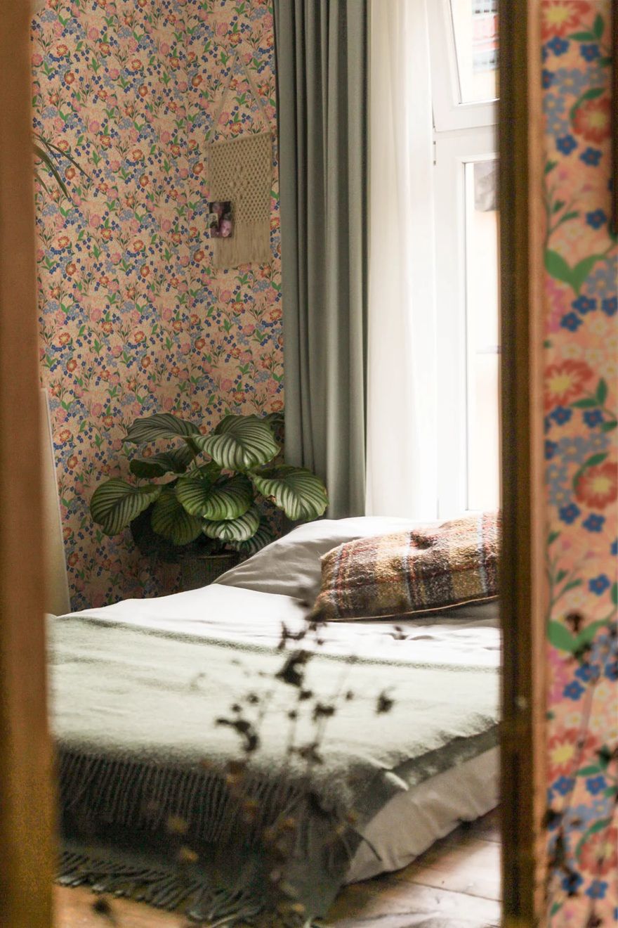 Summer Gray Lola peach bloemen behang voor meisjeskamer veldbloemen peach perzik roze