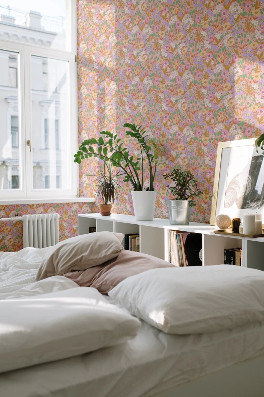 Summer Gray Lola petit bloemenbehang voor meisjeskamer apricot abrikoos roze