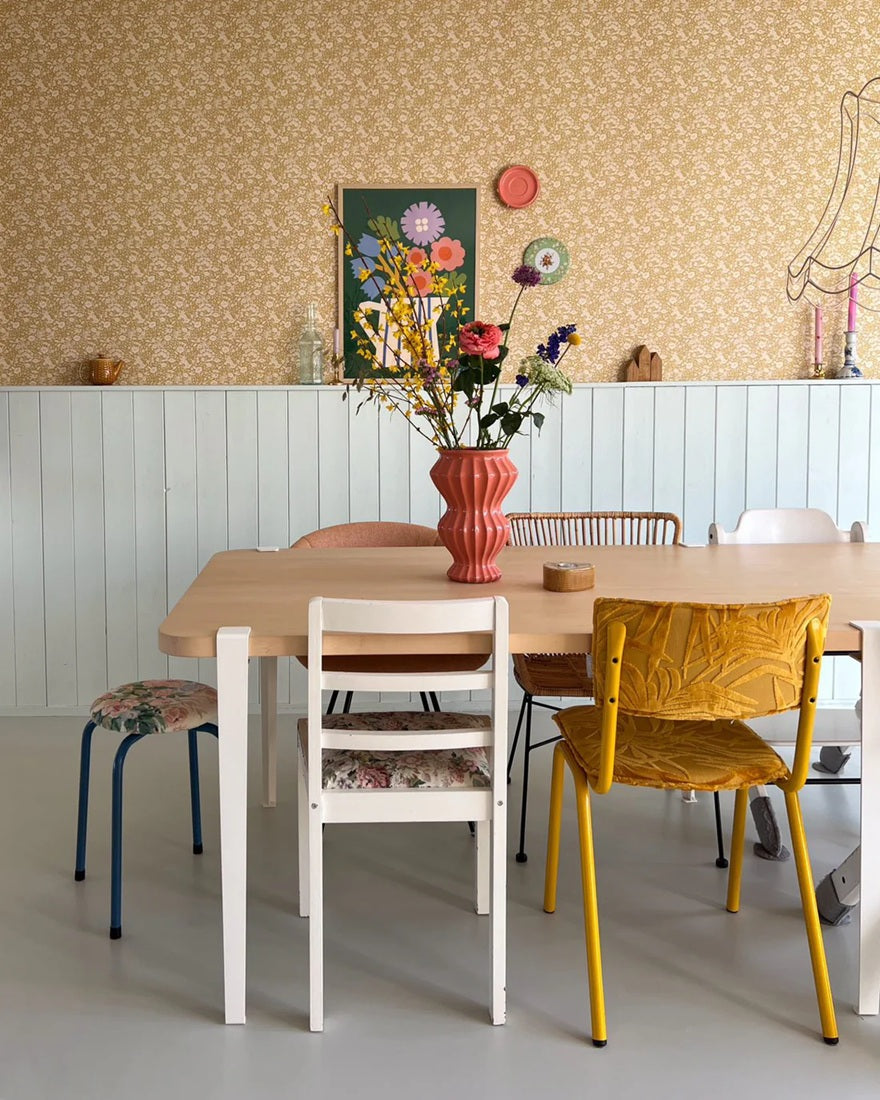 Summer Gray Doris bloemen behang voor de kinderkamer en babykamer mustard okergeel