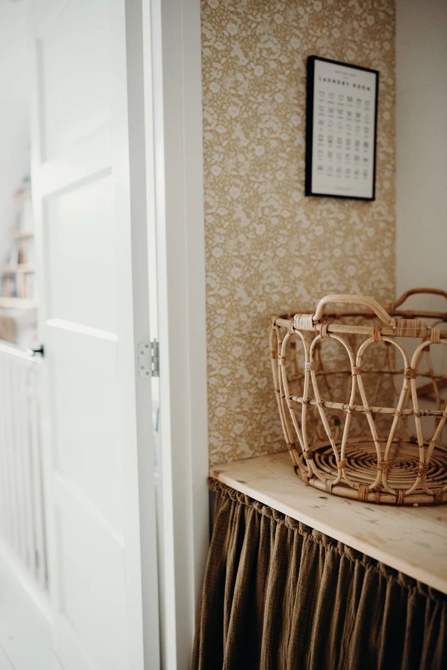 Summer Gray Doris bloemen behang voor de kinderkamer en babykamer mustard okergeel