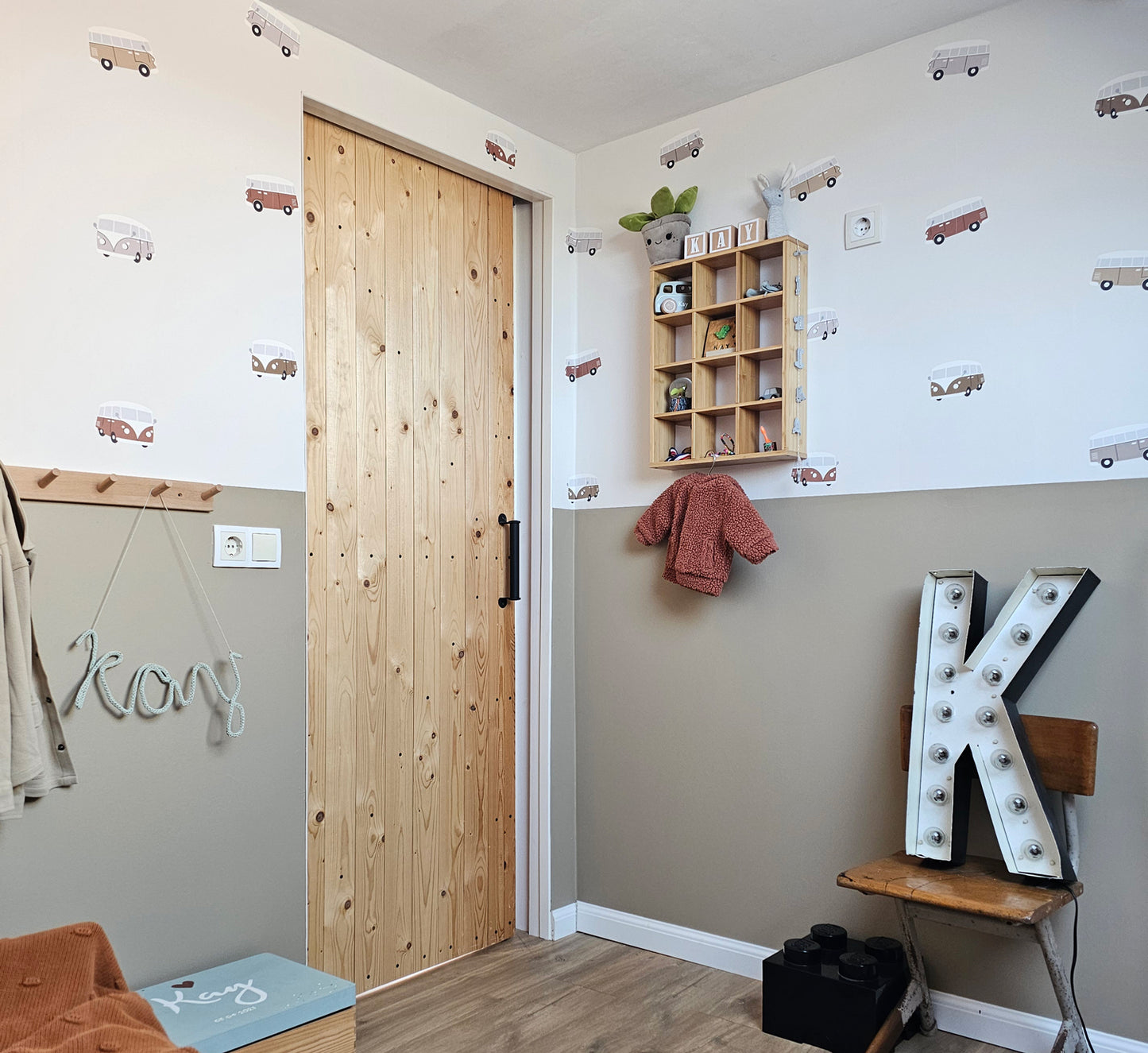 Volpracht Retro Busjes behang voor jongenskamer en babykamer beige neutrale kleuren