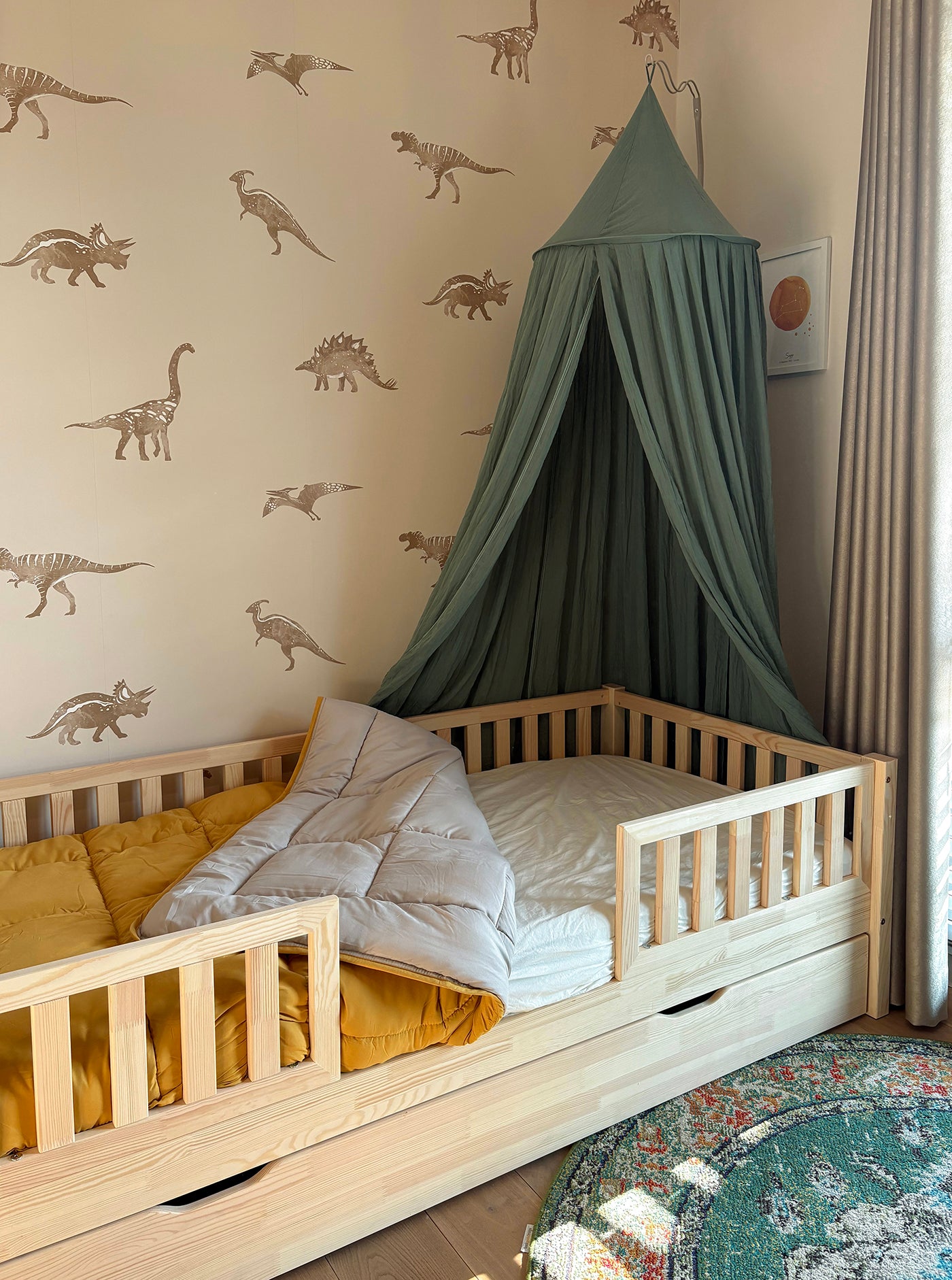 Dino behang beige jongenskamer en babykamer Volpracht