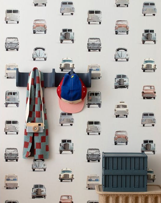 Studio Ditte behang auto's met zilveren accenten lichtgrijs jongenkamer babykamer