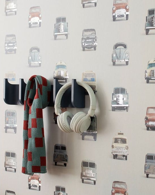 Studio Ditte behang auto's met zilveren accenten lichtgrijs jongenkamer babykamer