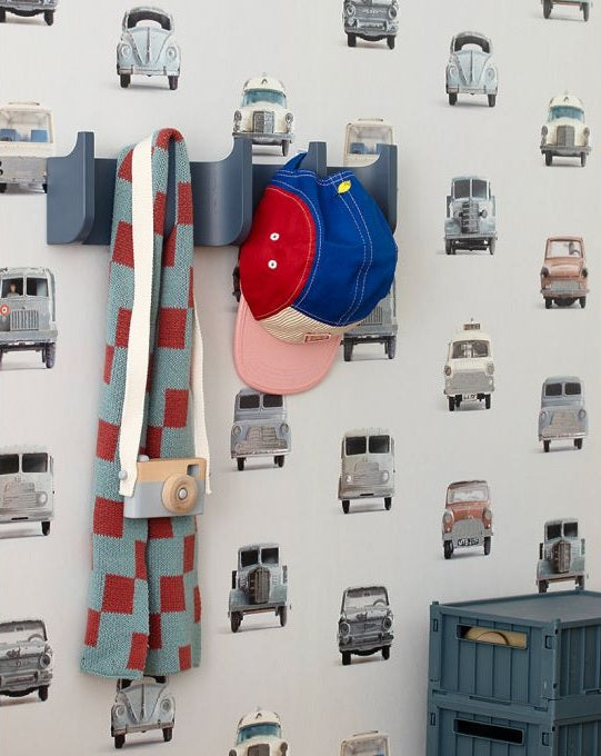 Studio Ditte behang auto's met zilveren accenten lichtgrijs jongenkamer babykamer
