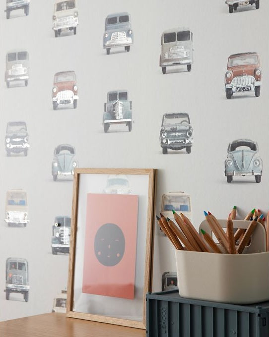 Studio Ditte behang auto's met zilveren accenten lichtgrijs jongenkamer babykamer