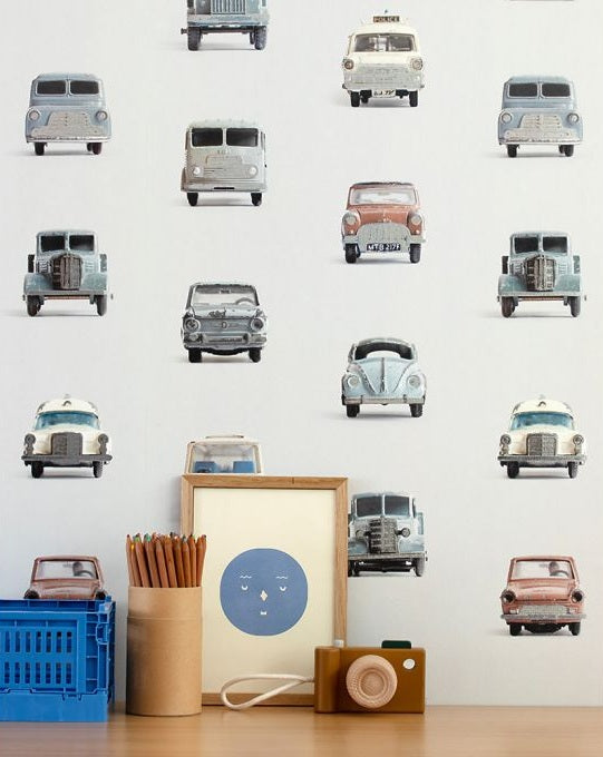 Studio Ditte behang auto's met zilveren accenten lichtgrijs jongenkamer babykamer