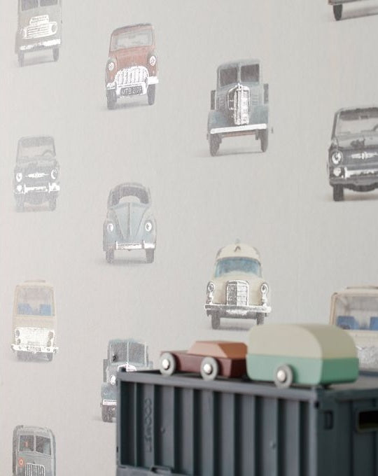 Studio Ditte behang auto's met zilveren accenten lichtgrijs jongenkamer babykamer