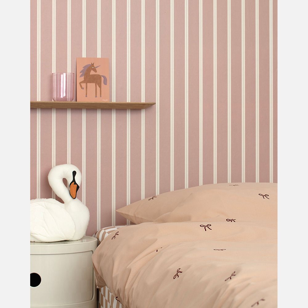 Strepen behang voor kinderkamer lintjes behang studio ditte meisjeskamer babykamer blush roze