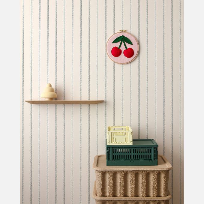 Lintjes Bo Studio Ditte strepen behang met stiksels voor de jongenskamer en babykamer creme met denim blauw