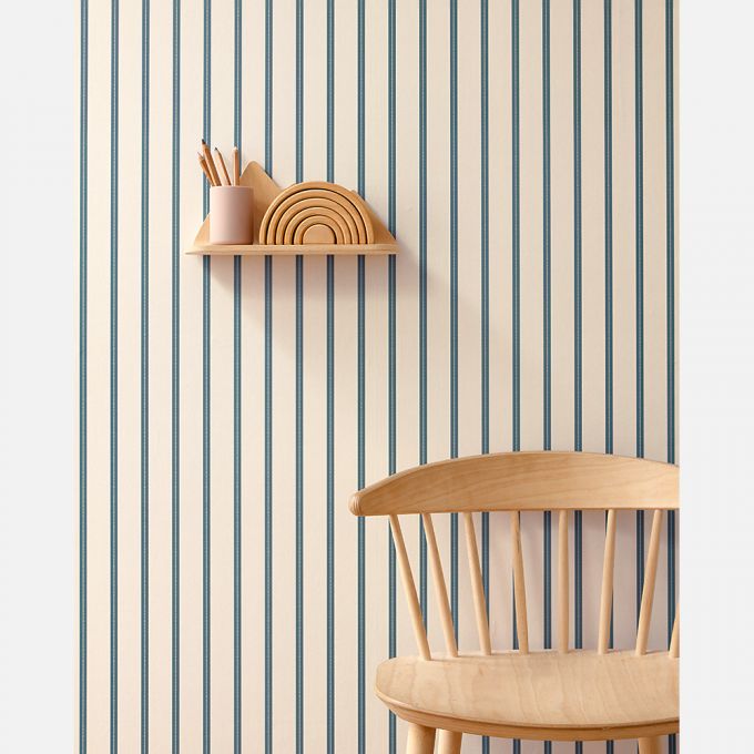 Studio Ditte Lintjes strepen behang voor de kinderkamer en babykamer denim blauw op creme