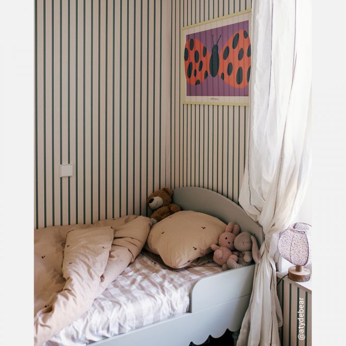 Studio Ditte Lintjes strepen behang voor de kinderkamer en babykamer groen op creme