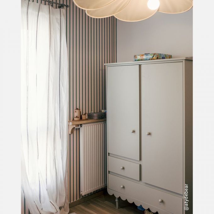 Studio Ditte Lintjes strepen behang voor de kinderkamer en babykamer groen op creme