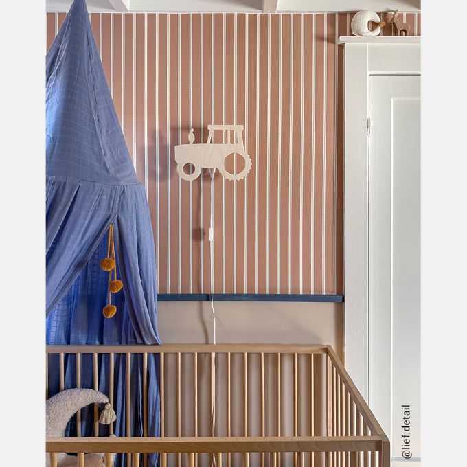 Studio Ditte Lintjes strepen behang voor de kinderkamer en babykamer karamel