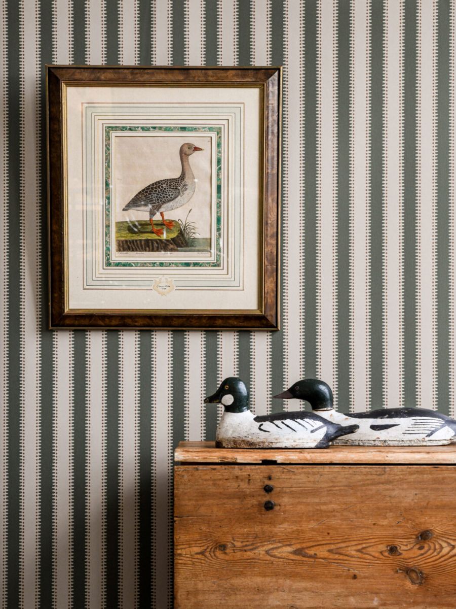 Langelid von Bromssen jagged stripe strepen behang voor de kinderkamer 
olijf groen