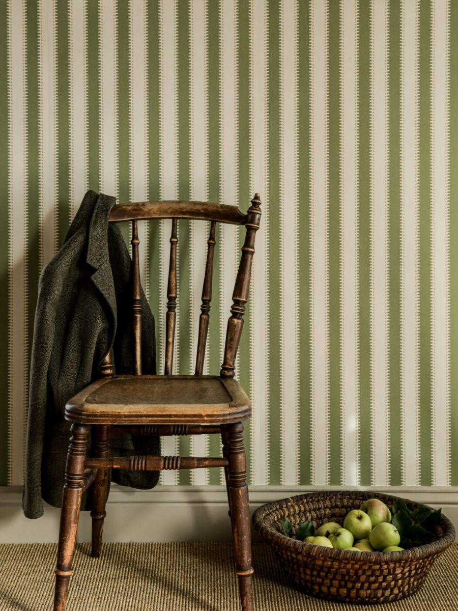 Langelid von Bromssen jagged stripe strepen behang voor de kinderkamer 
 groen