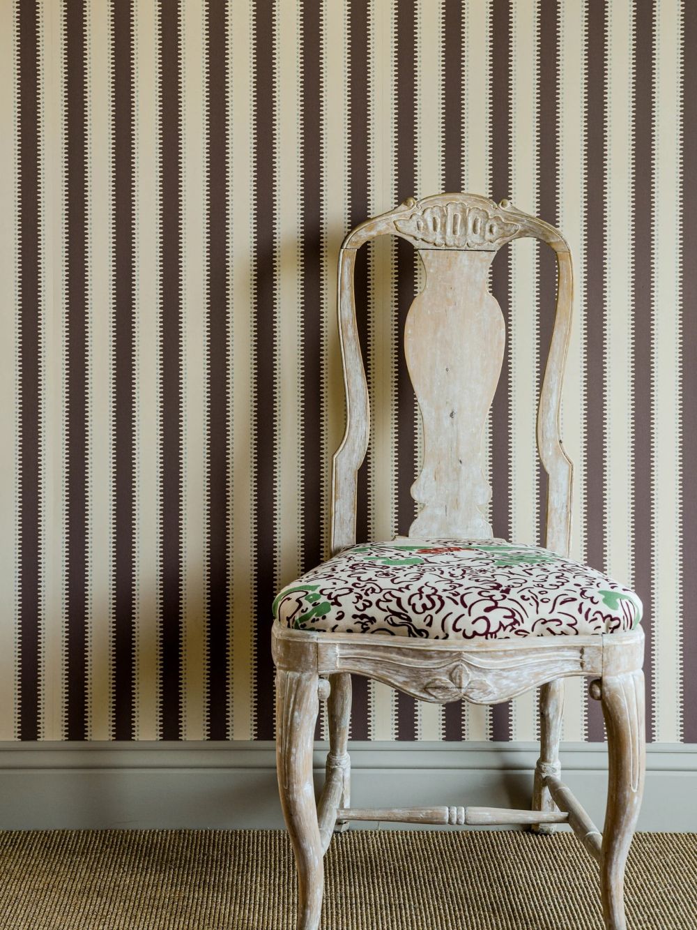Langelid von Bromssen jagged stripe strepen behang voor de kinderkamer 
marron bruin