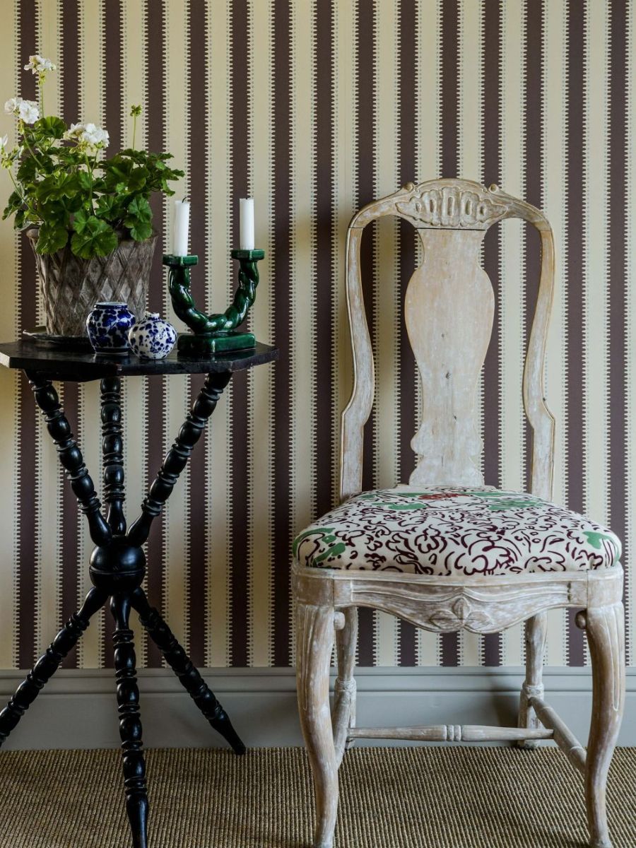 Langelid von Bromssen jagged stripe strepen behang voor de kinderkamer 
marron bruin