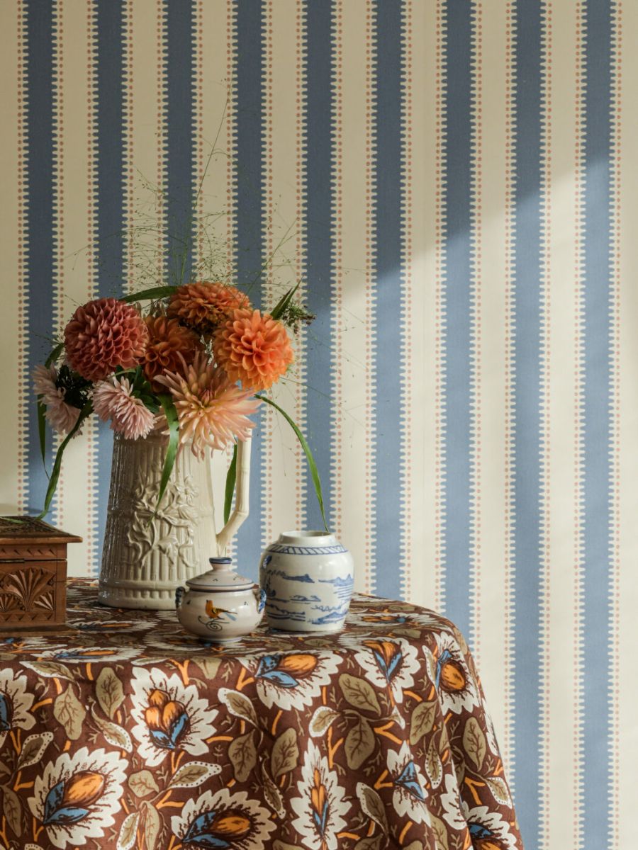 Langelid von Bromssen Jagged Stripe Sky Blue gestreept behang met een kartel randje voor de kinderkamer blauw 30-44