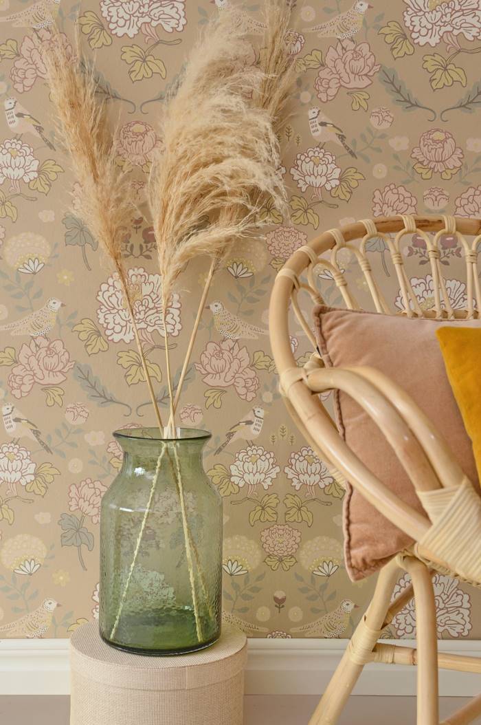 Majvillan behang meisjeskamer Bloemen June Honing Beige