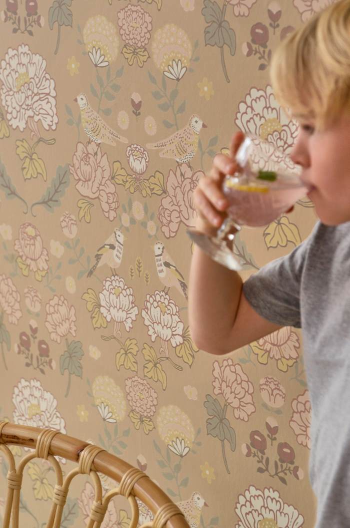 Majvillan behang meisjeskamer Bloemen June Honing Beige