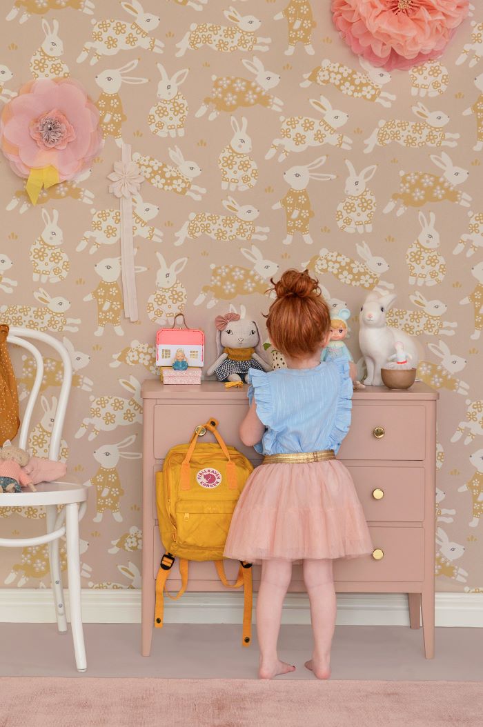 Majvillan behang meisjeskamer garden party dusty blush pink roze