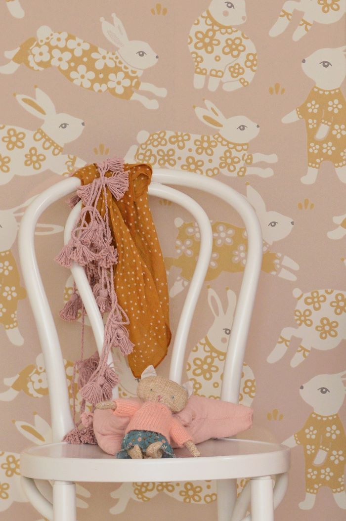 Majvillan behang meisjeskamer garden party dusty blush pink roze