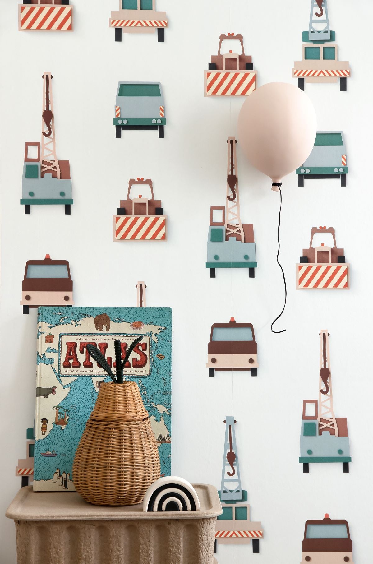 Studio Ditte behang voor de kinderkamer kraanwagens wit