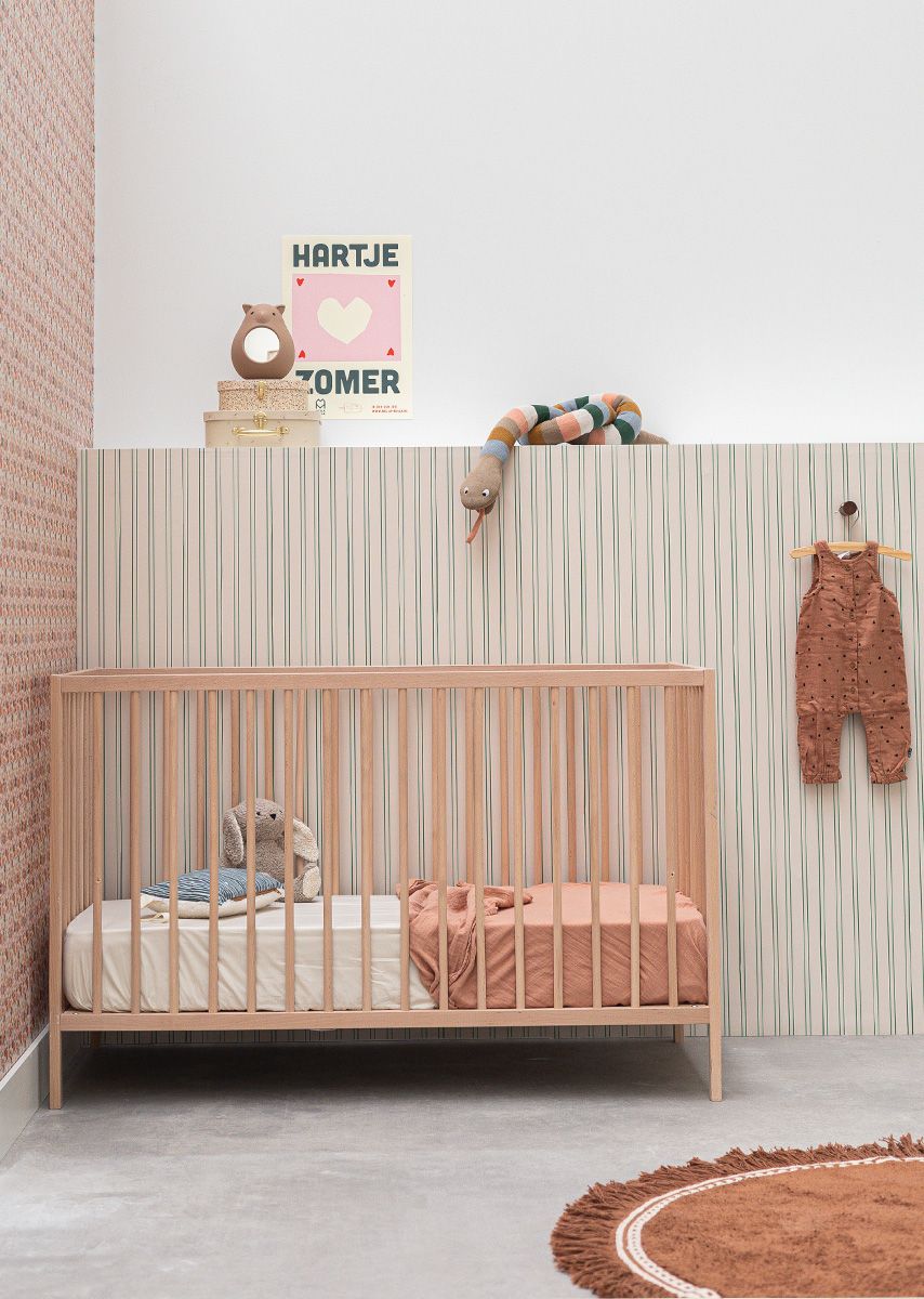 Bibelotte gestreept behang voor de kinderkamer zand