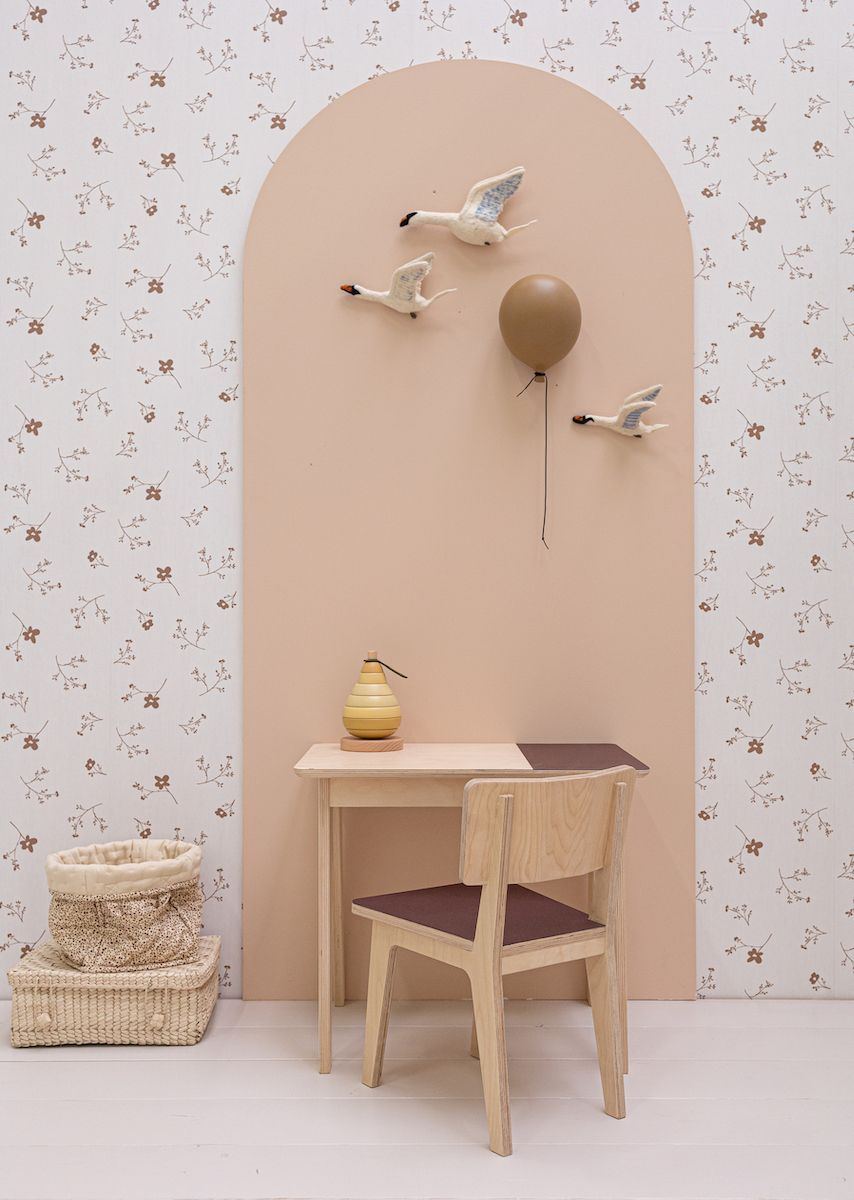 Bibelotte bloemen behang babykamer kinderkamer okergeel