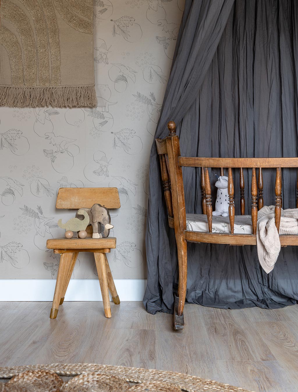 Little Amour Dino behang voor de jongenskamer beige en zand kleur