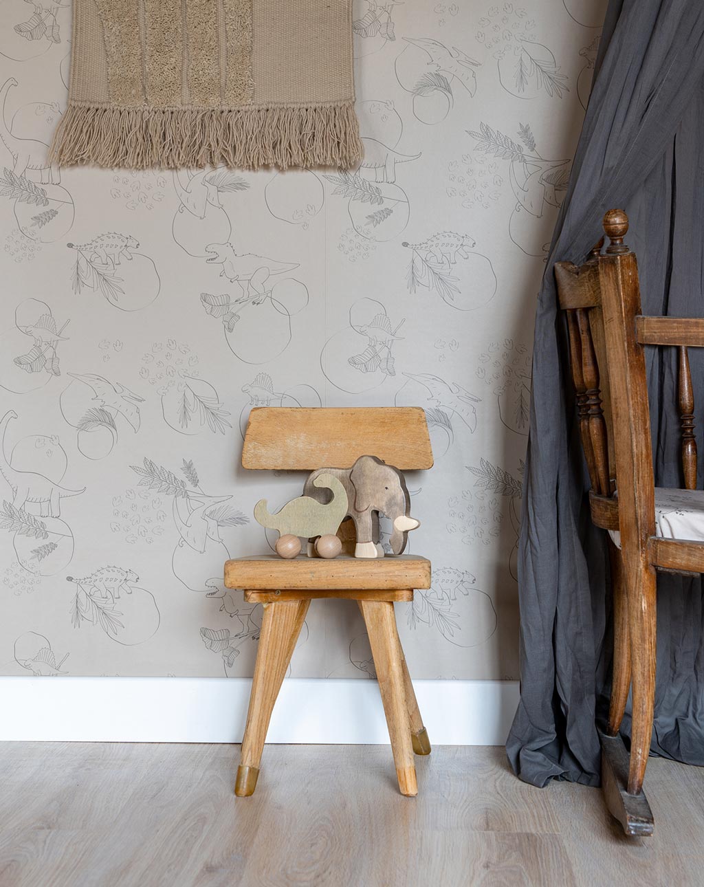 Little Amour Dino behang voor de jongenskamer beige en zand kleur