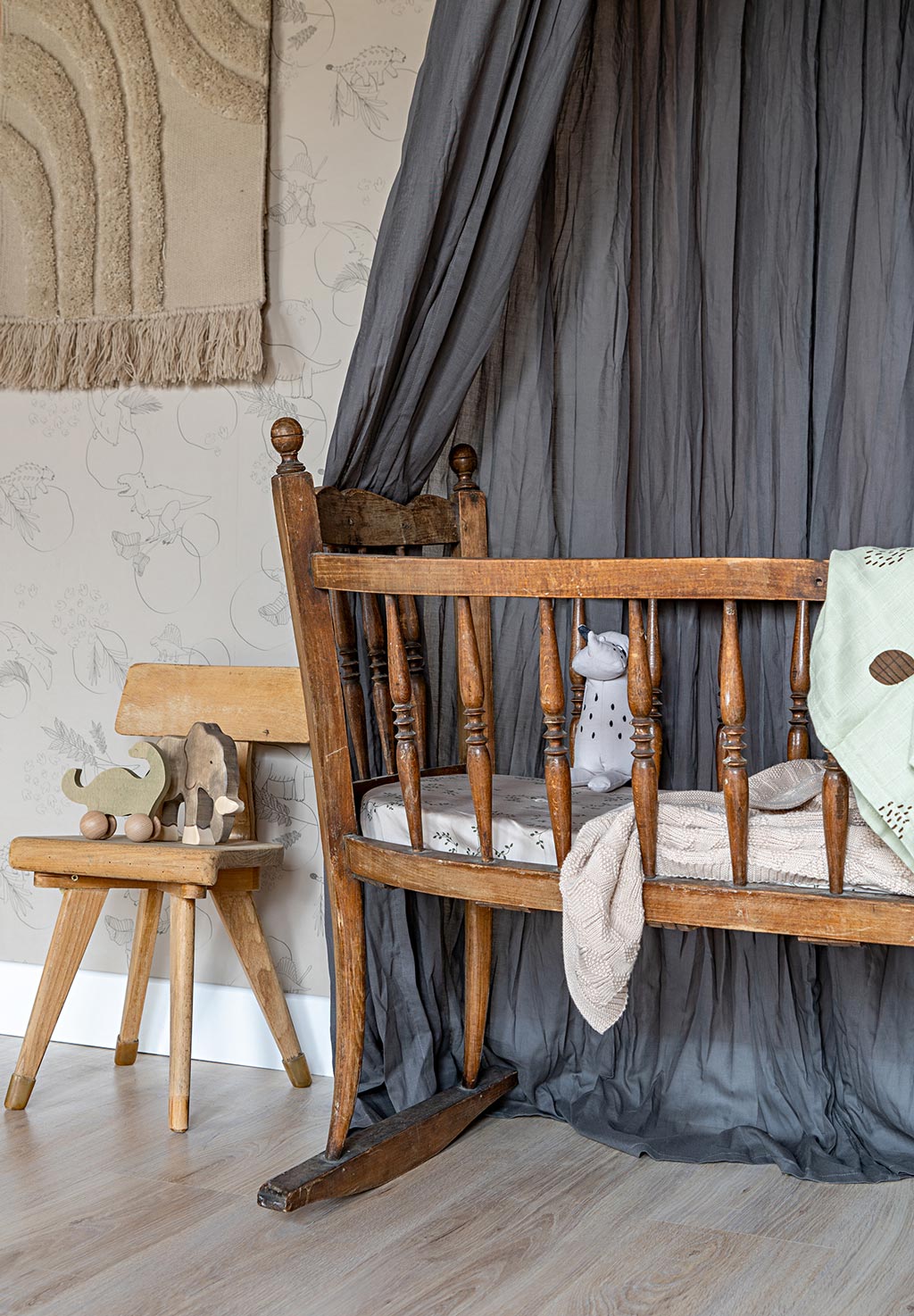 Little Amour Dino behang voor de jongenskamer beige en zand kleur
