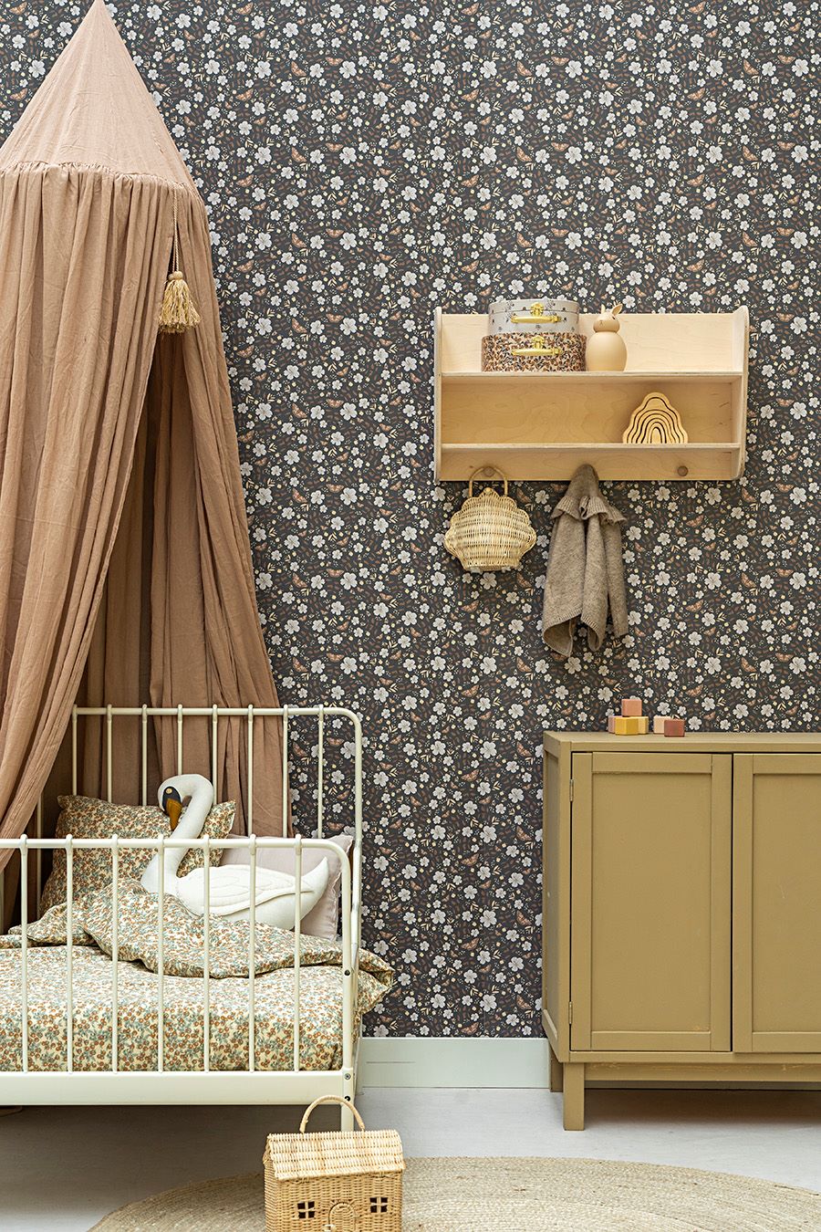 Little Amour meisjeskamer behang bloemen little flower garden antraciet