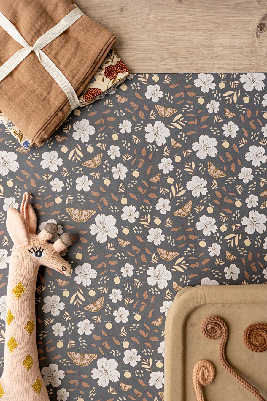 Little Amour meisjeskamer behang bloemen little flower garden antraciet