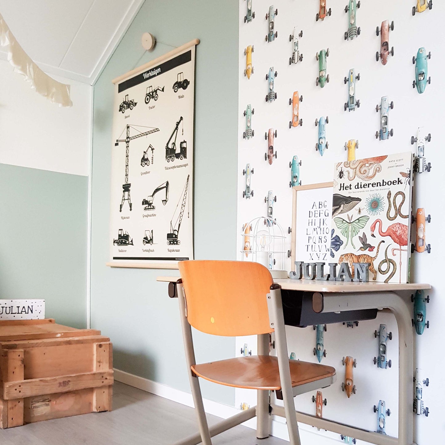Studio Ditte raceauto behang jongenskamer wit
