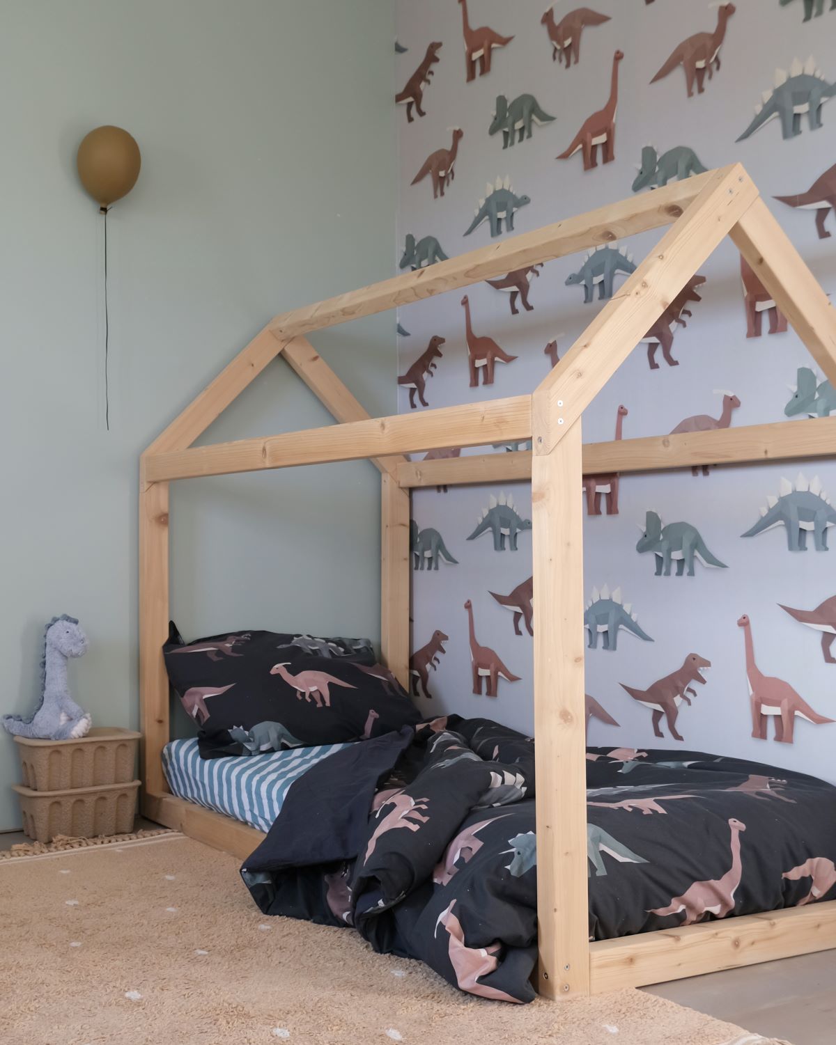 Studio Ditte Dino behang jongenskamer lichtgrijs