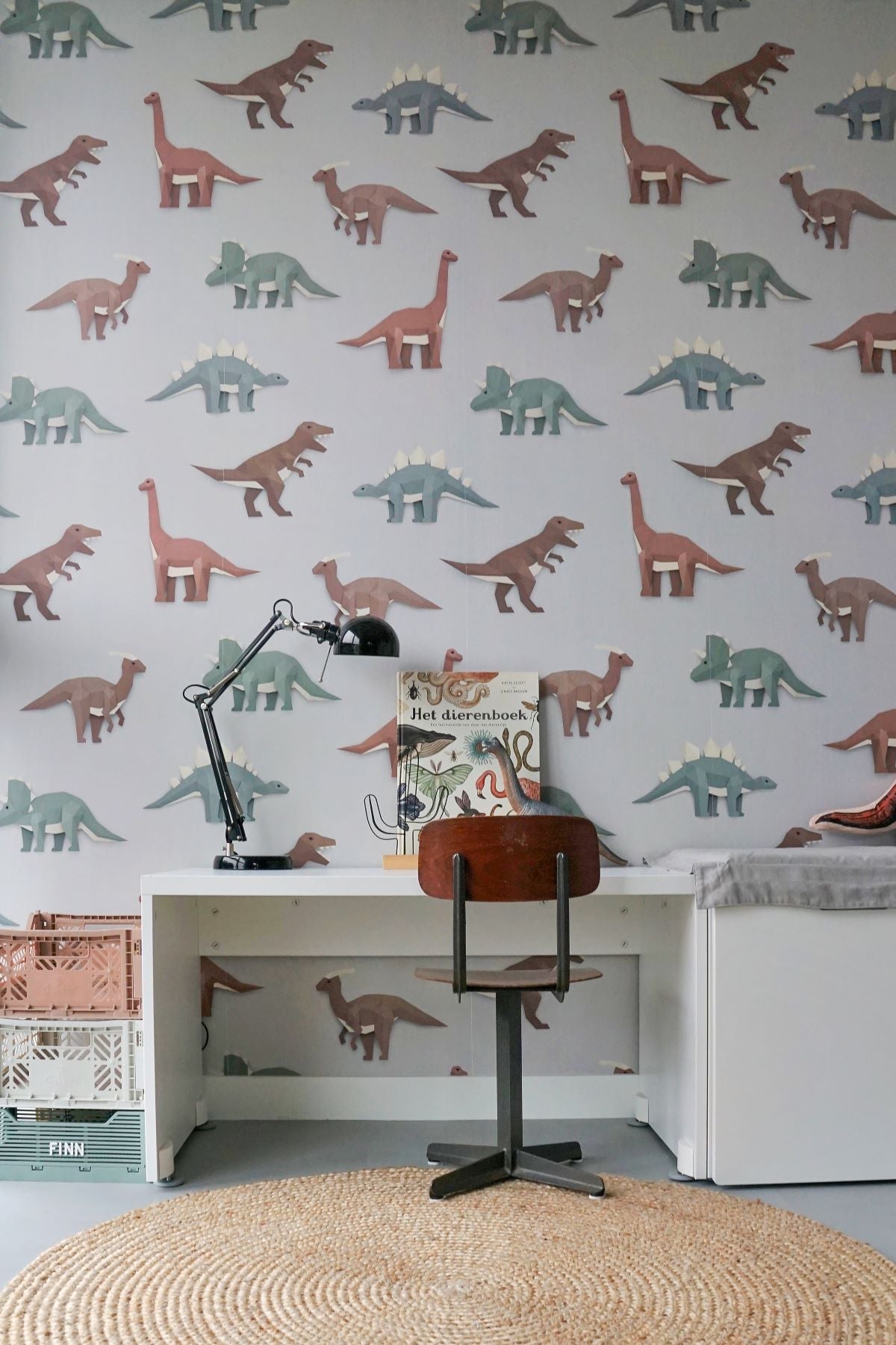Studio Ditte Dino behang jongenskamer lichtgrijs