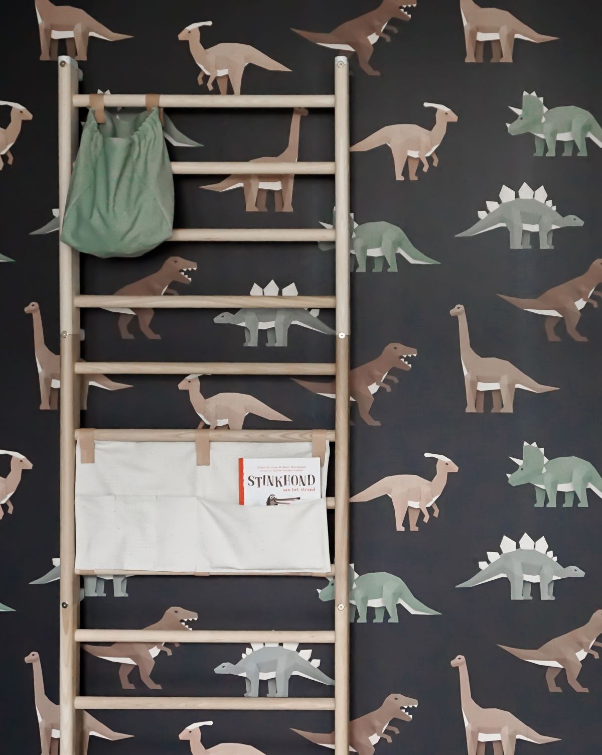Studio Ditte Dino behang jongenskamer donker